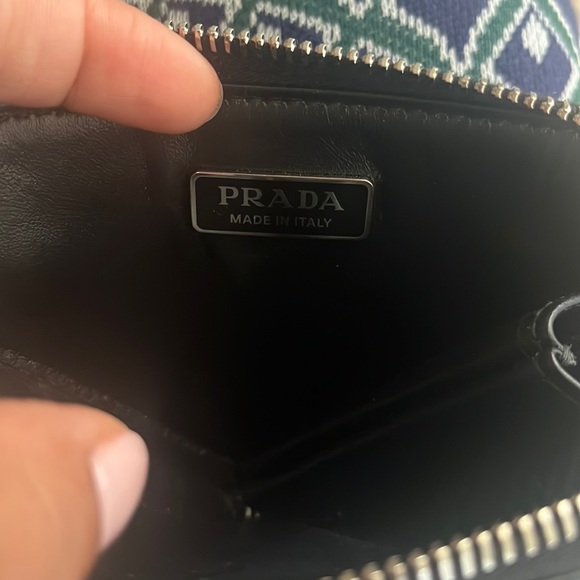 Prada - Picture 3 of 5